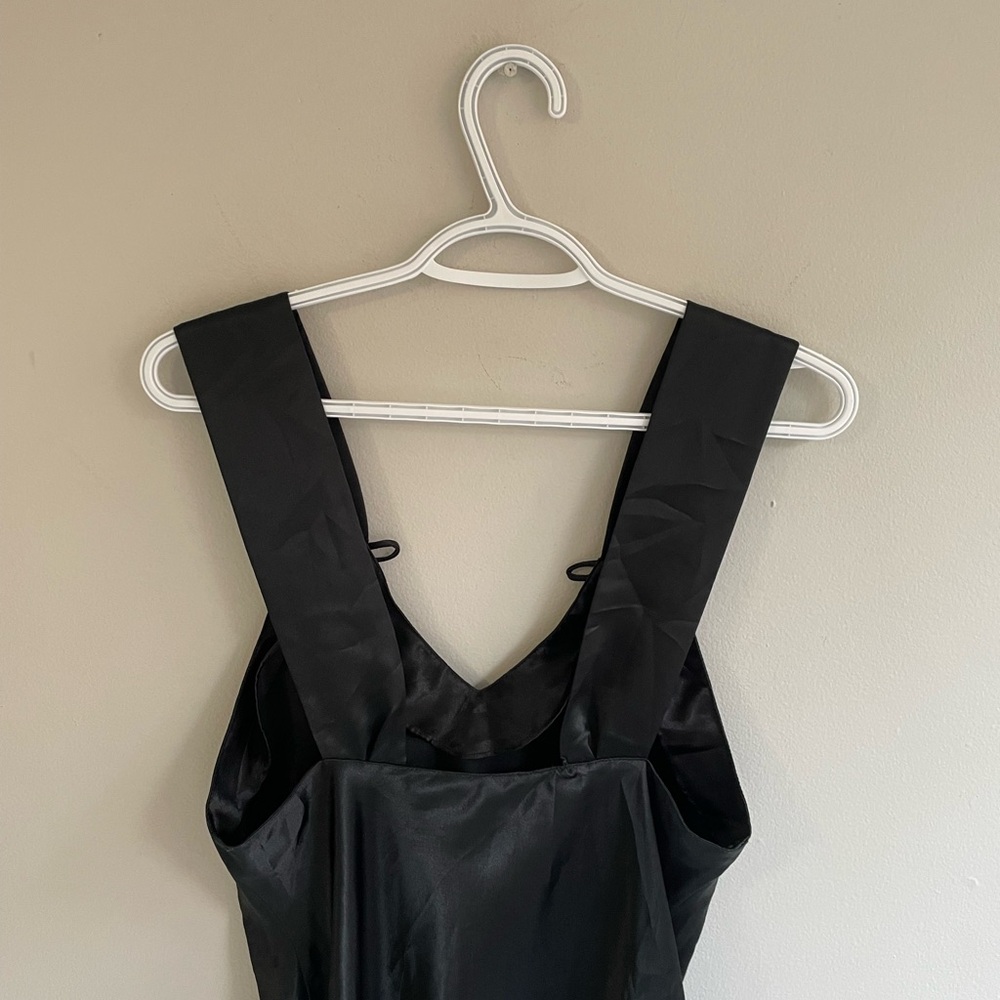 VINTAGE BLACK SATINY SLIP ON CHEMISE WIDE STRAPS ROSETTE APPLIQUÉS - Picture 9 of 10